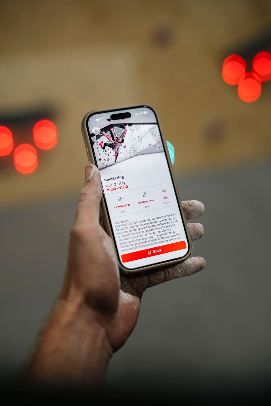 Член, използващ брандираното приложение GymRealm