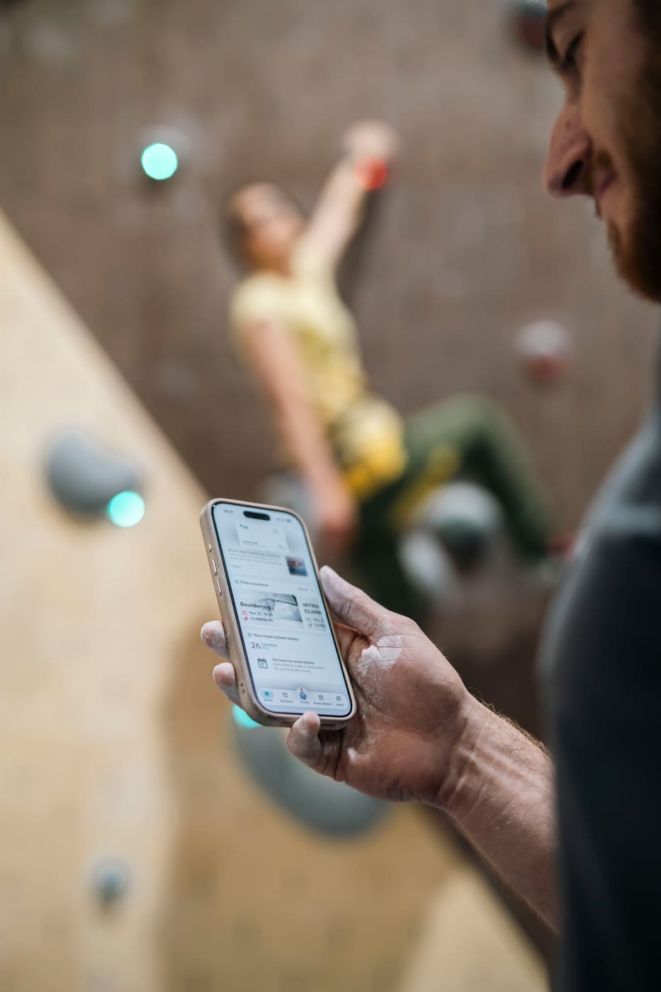 Член, използващ брандираното приложение GymRealm