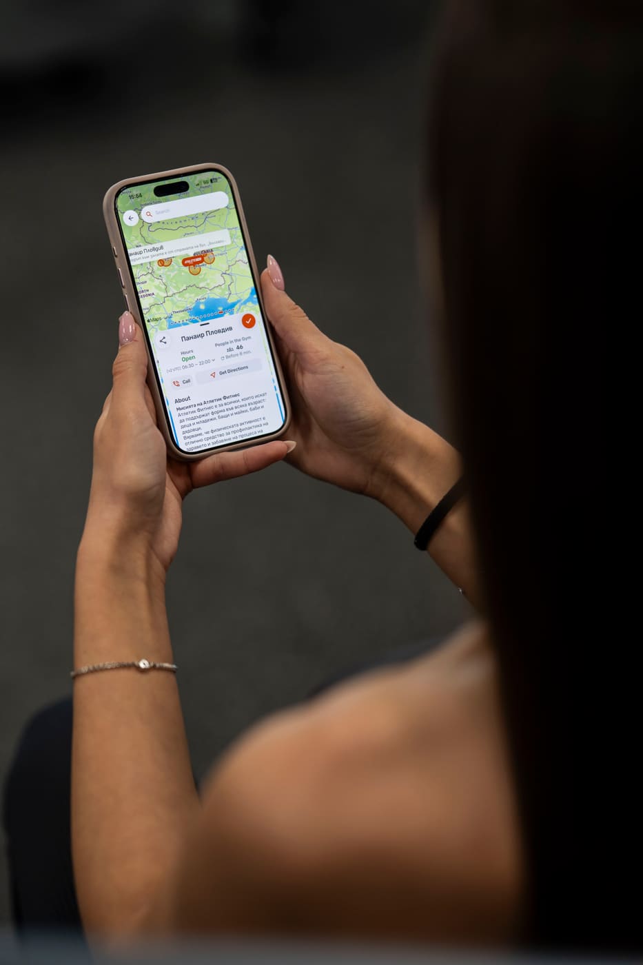 Socio che usa l'app GymRealm personalizzata