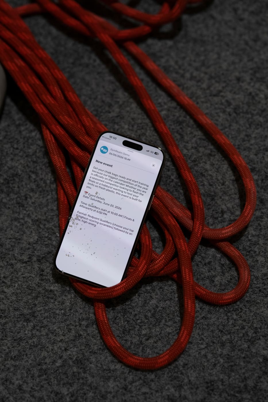 Socio che usa l'app GymRealm personalizzata